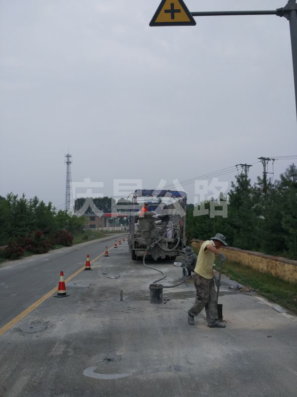 公路压浆现场