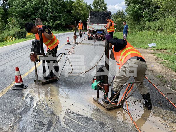 公路压浆现场