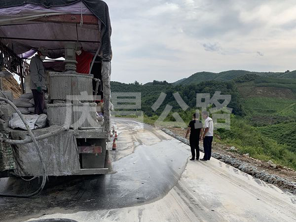 滨海公路压浆现场