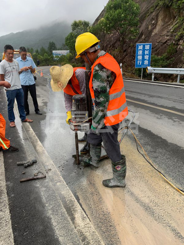 公路压浆现场